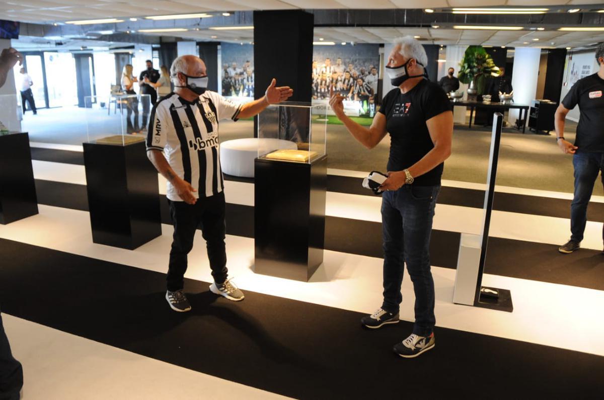 Ronaldinho participou de evento de patrocinador do Atltico no Mineiro e encontrou com jogadores da atualidade, como Rafael e Marquinhos, e dolos do passado, casos de Reinaldo, der Aleixo e Dad Maravilha