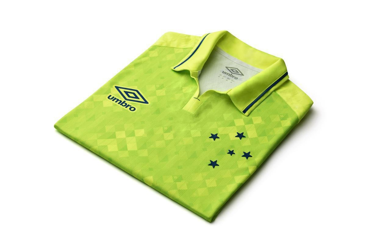 Terceiro uniforme do Cruzeiro traz referncias a elementos grficos da dcada de 1990 e homenagem aos 95 anos da fornecedora Umbro 