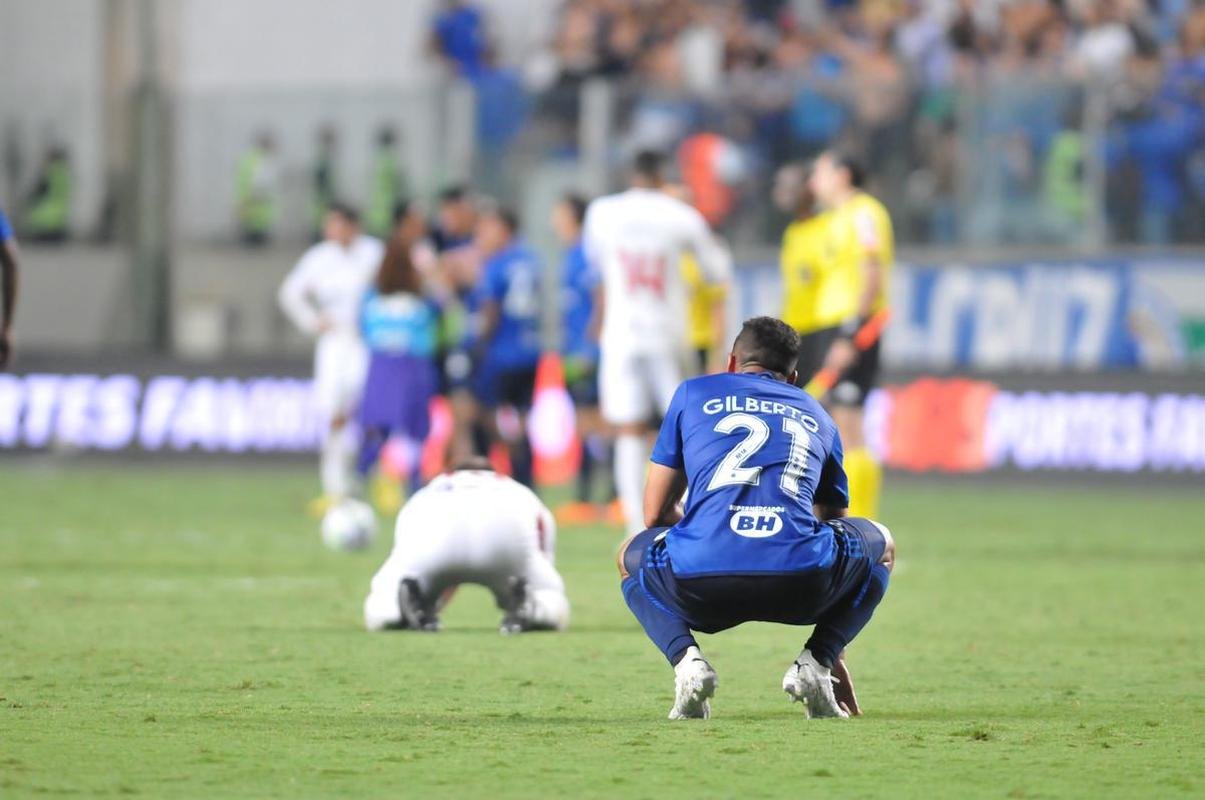 Comemorao de jogadores e torcedores do Cruzeiro pela vitria por 2 a 0 sobre o Nutico, nesta tera-feira (25), no Independncia. Time celeste se classificou s oitavas de final da Copa do Brasil