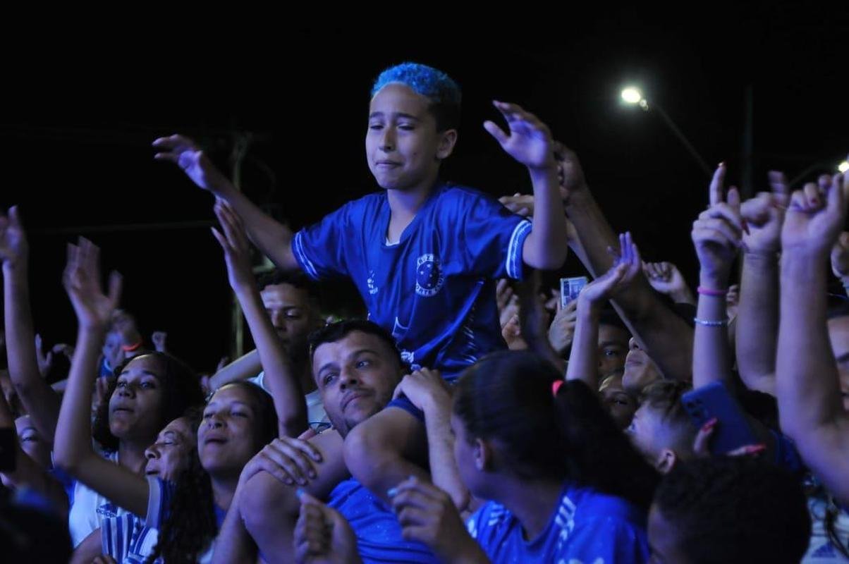 Torcedores do Cruzeiro cantam eufricos durante a Caravana em Conselheiro Lafaiete, com a visita de Ronaldo