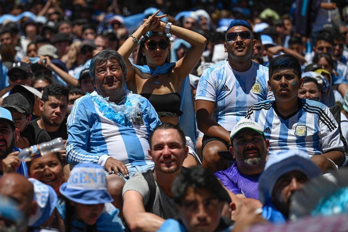 Multido festeja, no Centro de Buenos Aires, o tri mundial da Argentina conquistado na Copa do Catar