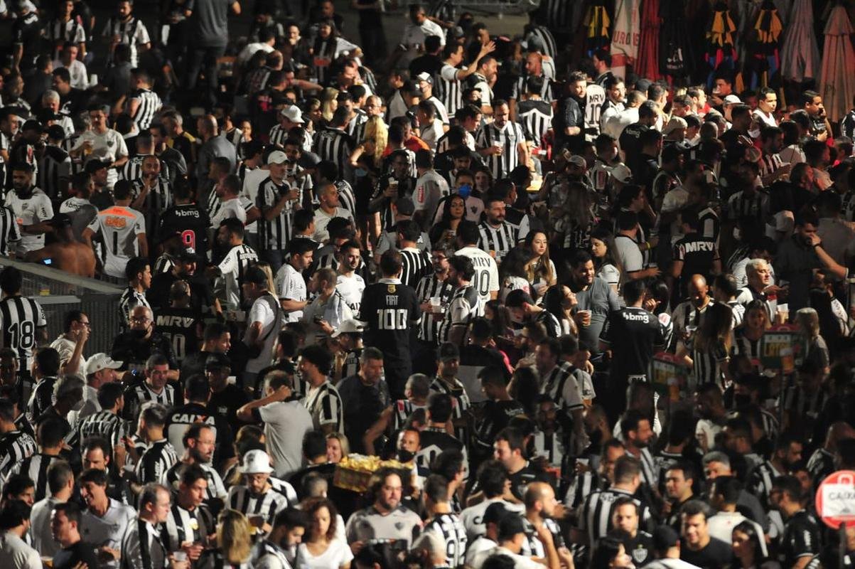 Atleticanos invadiram o Mineiro no jogo contra o Grmio e bateram recorde de pblico no Brasileiro; veja fotos do entorno do estdio antes da partida