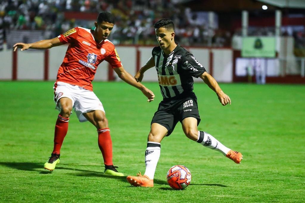 Hlio Jr. - O garoto entrou com personalidade na lateral esquerda. Levir optou por fazer uma dobradinha entre Hlio e Hulk, e o time passou a criar boas jogadas por aquele lado. No pouco tempo que ficou em campo, levou um carto amarelo aps tentar recuperar uma bola em disputa em velocidade.