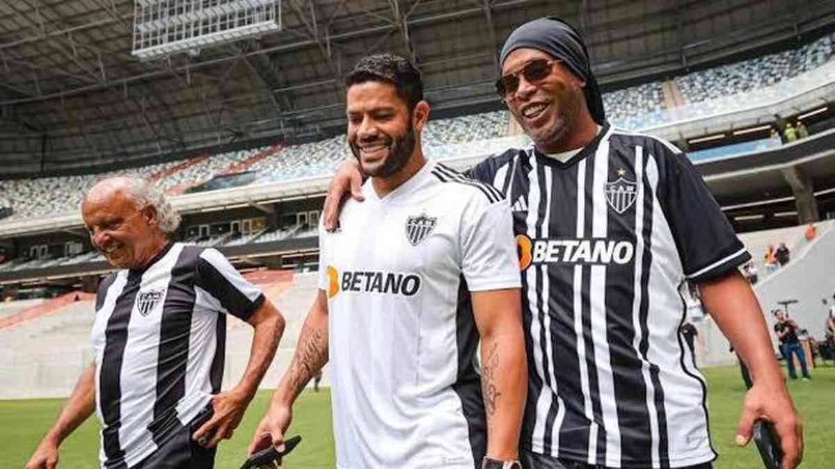 Ronaldinho Gaúcho dá três assistências em jogo de lendas do
