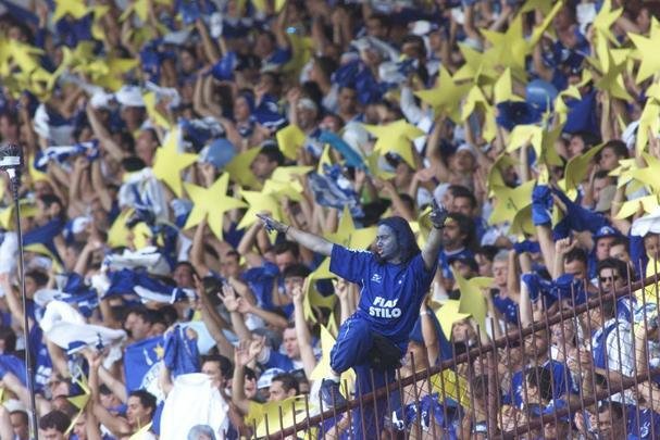 Torcida do Cruzeiro lotou Mineiro em 30 de novembro de 2003 para assistir ao duelo com o Paysandu, pela 44 rodada do Campeonato Brasileiro, que confirmaria o ttulo brasileiro e a Trplice Coroa. O pblico foi de 73.141 pagantes e gerou uma renda de R$ 827.201,00. O nmero de presentes no foi divulgado. O time celeste no decepcionou, venceu por 2 a 1, com gols de Zinho e Mota, e deu incio  festa em Belo Horizonte.