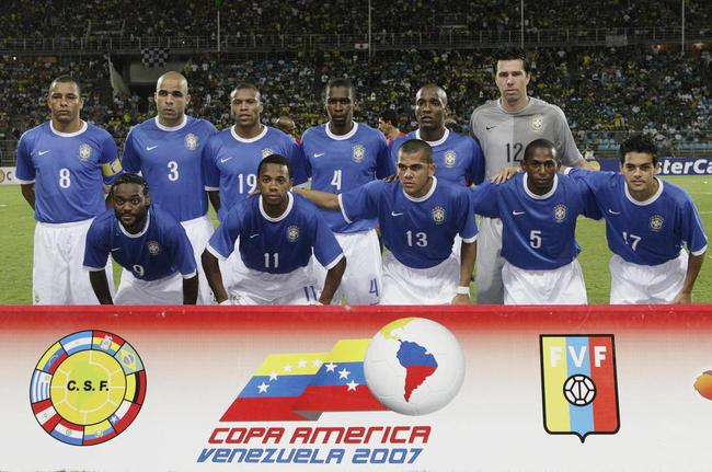 O uniforme azul da Copa de 2002 também trazia as listas do uniforme número  1, estas em branco