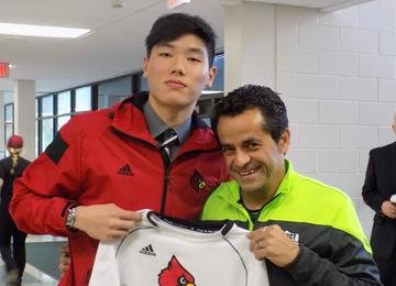De técnico a melhor amigo, Kia Zolgharnain foi peça fundamental no desenvolvimento e amadurecimento do jogador do Joinville Esporte Clube, Kotaro Umeda