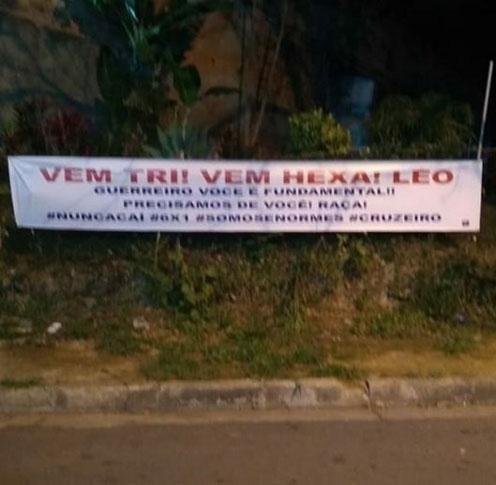 Faixas de incentivo para os jogadores e o tcnico Mano Menezes