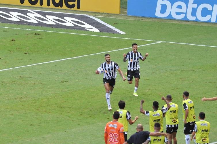 Ainda no primeiro tempo, o Atltico empatou em cobrana de pnalti de Hulk aps reviso do VAR: 1 a 1