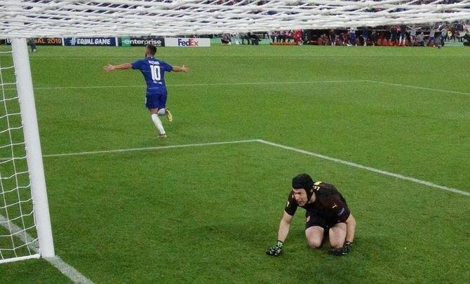 Com direito a um show de Hazard no segundo tempo, quando o craque belga marcou dois gols e ainda deu assistncia para Pedro balanar as redes, o Chelsea goleou o Arsenal por 4 a 1, nesta quarta-feira, no estdio Olmpico de Baku, no Azerbaijo, e conquistou o seu segundo ttulo da Liga Europa