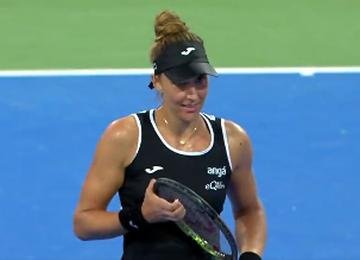Brasileira iniciou torneio esloveno em piso duro com triunfo por 2 sets a 0 diante de jovem dinamarquesa de 19 anos, em 2h03 de partida 