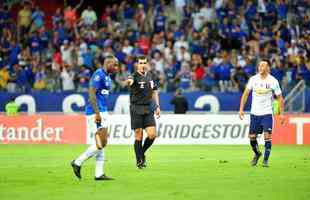 Sass marcou de pnalti e deu a tradicional sarrada no ar: Cruzeiro 3 a 0