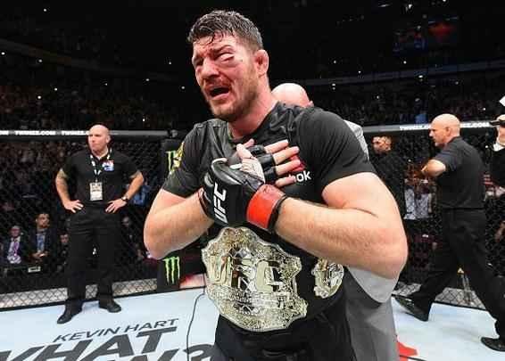 Na luta principal do UFC 204, em Manchester, Michael Bisping supera Dan Henderson em polêmica decisão unânime dos juízes e tem sucesso na primeira defesa de cinturão do peso médio