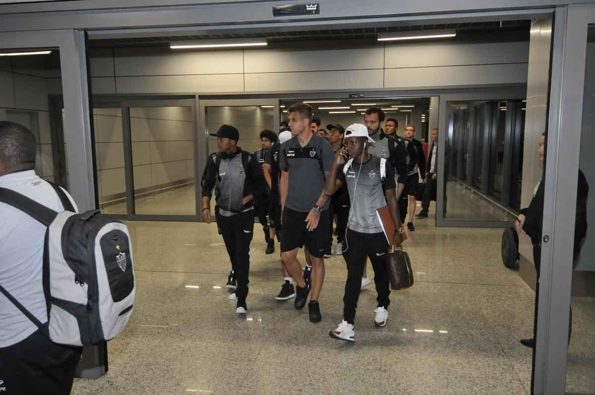 Delegao do Atltico desembarcou unida e em silncio no aeroporto de Confins, nesta quinta-feira