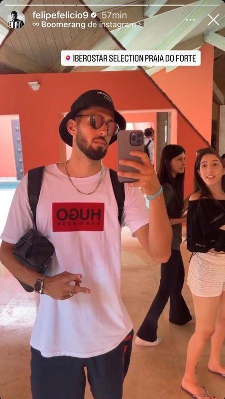 O atacante Felipe Felcio postou foto no hotel Iberostar Selection, na Praia do Forte, em Mata de So Joo, na Bahia.