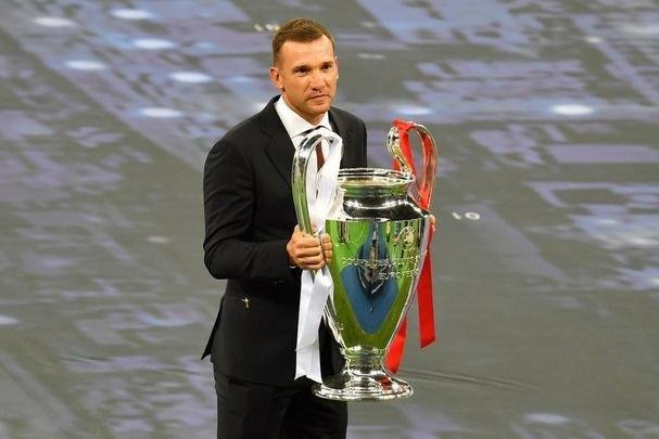 Ex-craque ucraniano Andriy Shevchenko conduziu taça da Champions League no estádio de Kiev