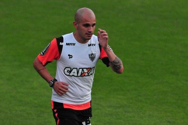 Lateral-esquerdo assinou contrato com o Atltico at o fim de 2018 e foi apresentado oficialmente