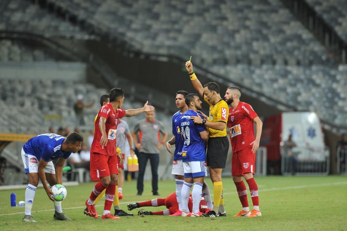 Revs por 2 a 0 para o CRB frustrou torcida do Cruzeiro no Mineiro
