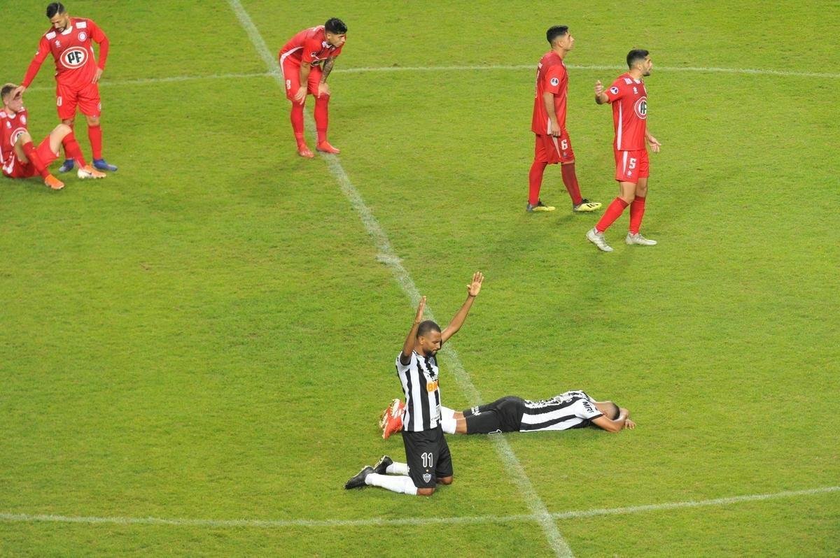 Depois de vitria do Atltico por 1 a 0 no tempo normal, Victor pegou trs pnaltis do Unin La Calera e levou o time alvinegro s oitavas de final da Sul-Americana