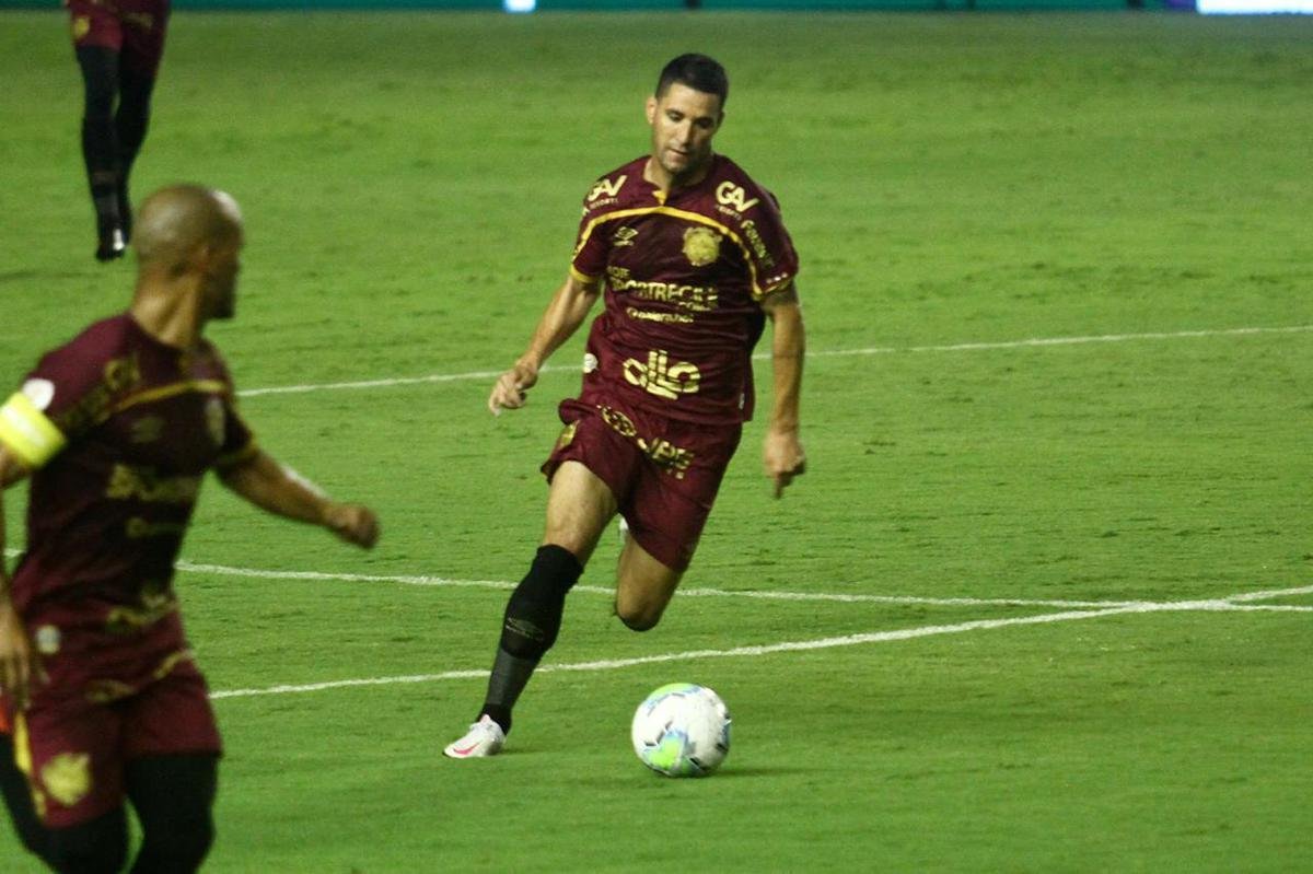 Com gol do zagueiro Maidana, de pênalti, Sport venceu o Corinthians em casa e deu um salto importante na tabela de classificação da Série A.
