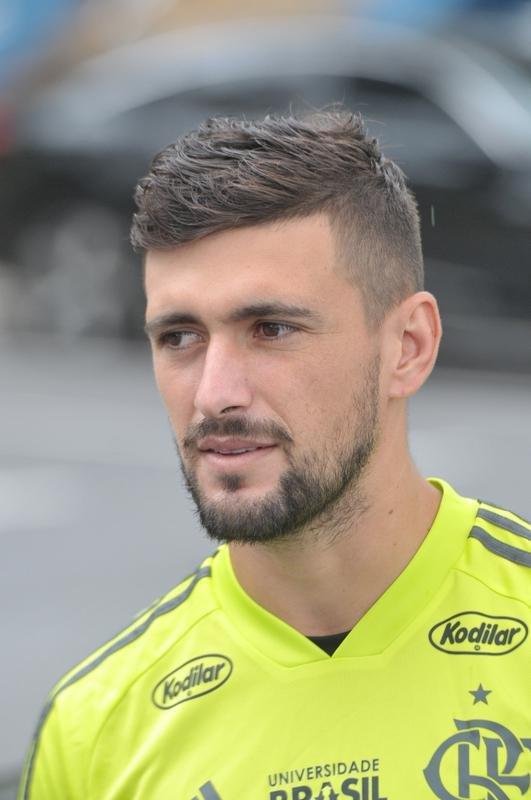 06/01/2019 - irredutvel na deciso de no se apresentar na Toca II, Arrascaeta se recolheu em Montevidu, no Uruguai, at que a situao fosse resolvida. Por fim, a negociao teve desfecho. O Flamengo se comprometeu a pagar 18 milhes de euros - R$ 76,5 milhes por 70% dos direitos econmicos do jogador. O Cruzeiro ficou com 13 milhes de euros (R$ 55,2 milhes), em parceria com a rede Supermercados BH. E apesar de o vice-presidente Itair Machado ressaltar que o clube no era 'Casas Bahia', a compra foi parcelada em trs vezes: 7 milhes de euros em janeiro, 3 milhes de euros em junho e 3 milhes de euros em dezembro.