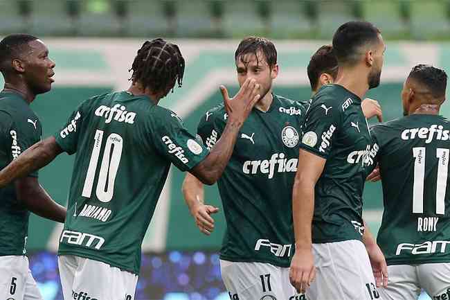 Via fez belo gol para o Palmeiras, que acabou cedendo empate para o Atltico-GO em casa