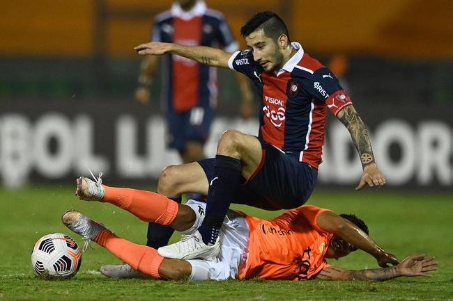 2020 - Universitario (PER) e Cerro Porteo (PAR) empataram por 1 a 1 no Peru. Na volta, vitria dos paraguaios por 1 a 0.