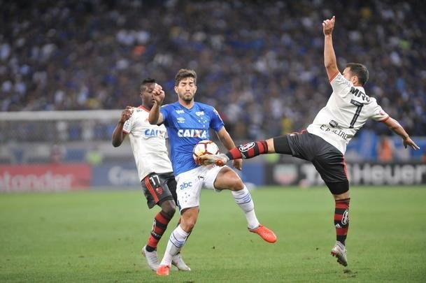 Fotos do primeiro tempo do duelo entre Cruzeiro e Flamengo, no Mineiro, pelas oitavas de final da Libertadores