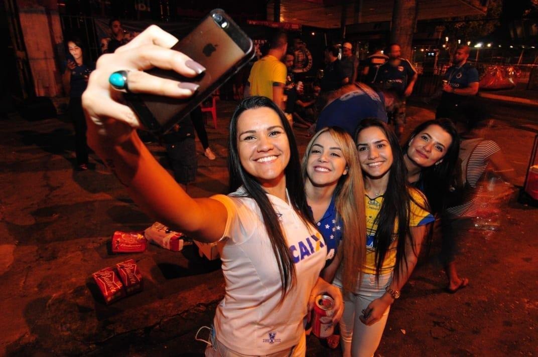 Torcedores do Cruzeiro fazem viglia de 24 horas no Mineiro para aguardar a primeira partida da final da Copa do Brasil contra o Corinthians, nesta quarta-feira, s 21h45. Evento foi divulgado na internet e reuniu dezenas de fanticos. Movimento foi lanado em 2013, antes de jogo decisivo com o Grmio, pelo Campeonato Brasileiro, e j havia se repetido em 2017 antes da deciso da Copa do Brasil.