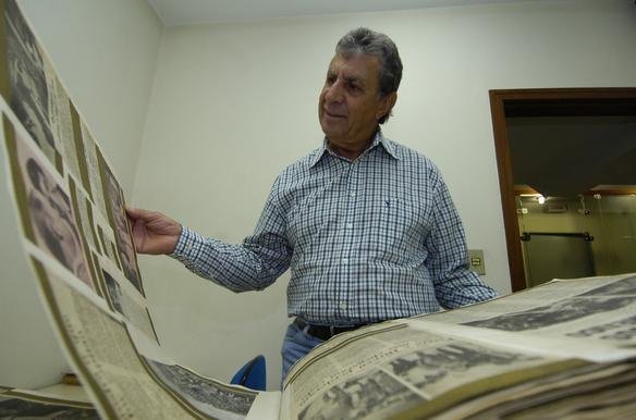 Um dos jogadores mais importantes do clube, Piazza profissionalizou-se na Toca da Raposa em 1962 e fez parte das principais conquistas celestes das dcadas de 1960 e 1970. Hoje, ele preside a Federao das Associaes de Atletas Profissionais. O ex-jogador foi campeo mundial com a Seleo Brasileira em 1970, atuando improvisado na defesa. Sua posio de origem  como volante. O ex-jogador tambm possui negcios no ramo de postos de combustveis. 