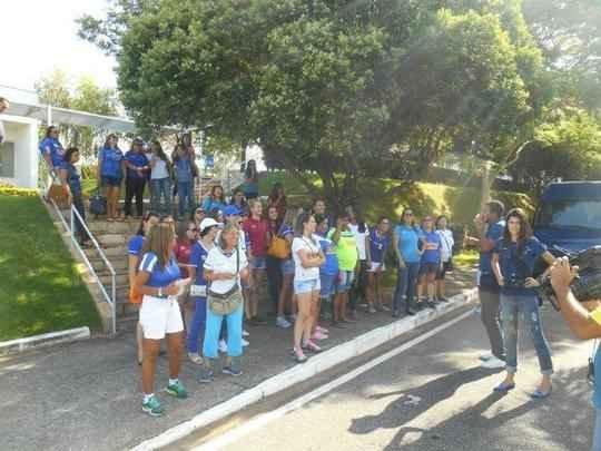 No Dia Internacional da Mulher, o Cruzeiro levou 50 sócias do futebol para conhecer a Toca da Raposa II. Nesta terça-feira, as torcedoras foram recebidas com café da tarde, ganharam produtos de beleza e aproveitaram para pegar autógrafos e tirar fotos com jogadores. Nesta quarta, o clube celeste levará mulheres em tratamento contra o câncer ao jogo contra o Atlético-PR, às 19h30, no Mineirão. Elas ficarão em um setor privilegiado do estádio.