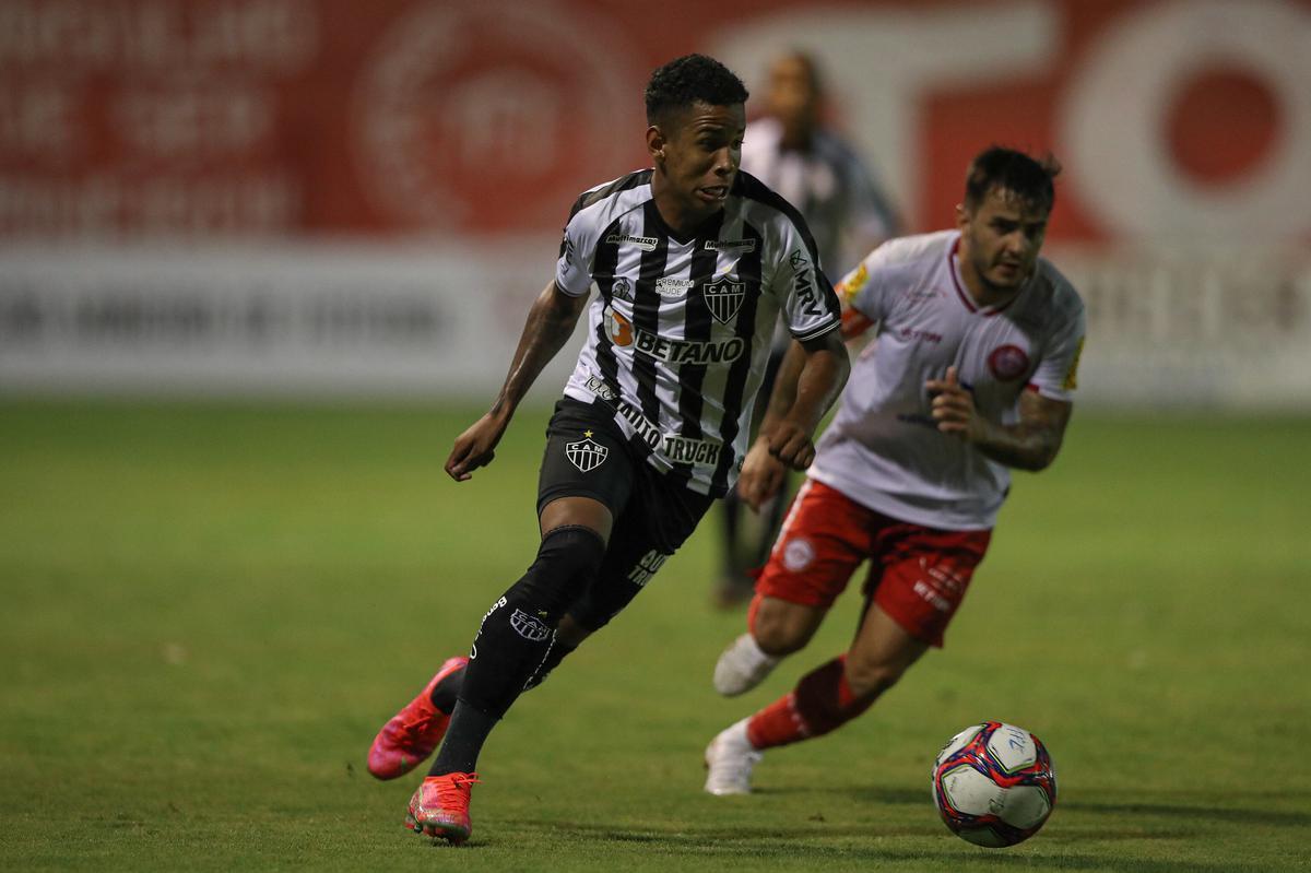 Tombense e Atlético se enfrentaram nesta quinta-feira (4), em partida válida pela 2ª rodada do Campeonato Mineiro. O confronto foi realizado no Estádio Antônio Guimarães de Almeida, em Tombos. No primeiro tempo, uma queda de energia paralisou a partida por cerca de 20 minutos.