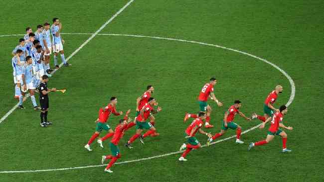6 de dezembro: Jogadores do Marrocos comemoram aps vencer a Espanha nos pnaltis nas oitavas de final no Education City Stadium (foto de Alex Grimm)