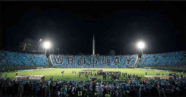 Palavra 'Uruguay' cobriu parte central do Estdio Centenrio e embelezou noite da Celeste Olmpica