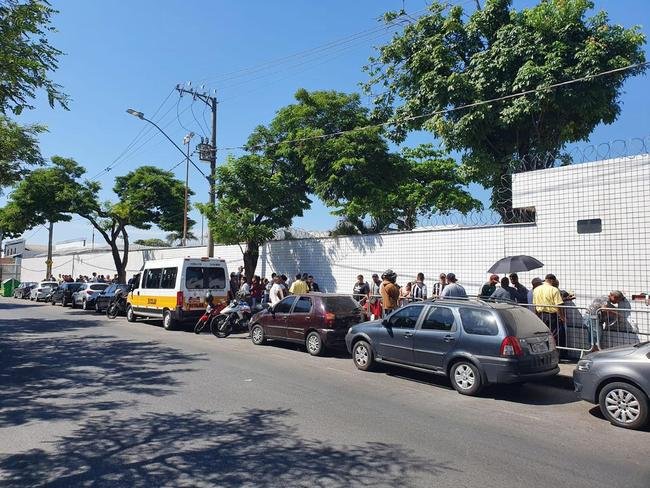 Fila no clube Labareda para comprar ingressos