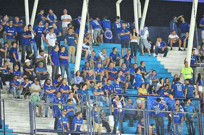 Torecedores do Cruzeiro compareceram em bom nmero  Argentina para apoiar o time na estreia