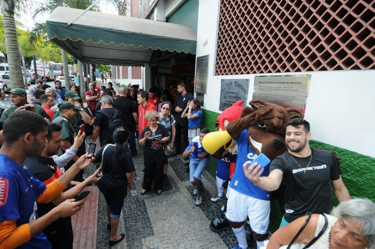 Raposinho e Raposo levaram Urubu, mascote do Flamengo, para conhecer o Mercado Central de BH; teve assdio de torcedores e interesse do carioca pelo queijo mineiro