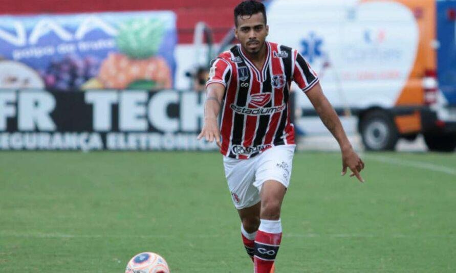 Jnior (lateral direito) - Contratado para brigar pela titularidade, o ala no teve longa sequncia no time, chegou a atuar improvisado no lado esquerdo no incio da Srie C, mas se lesionou e est h trs meses fora dos campos