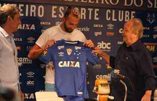 Atacante Barcos, o 'Pirata', vestiu a camisa 28 do Cruzeiro e falou sobre desejo de conquistar muitos ttulos