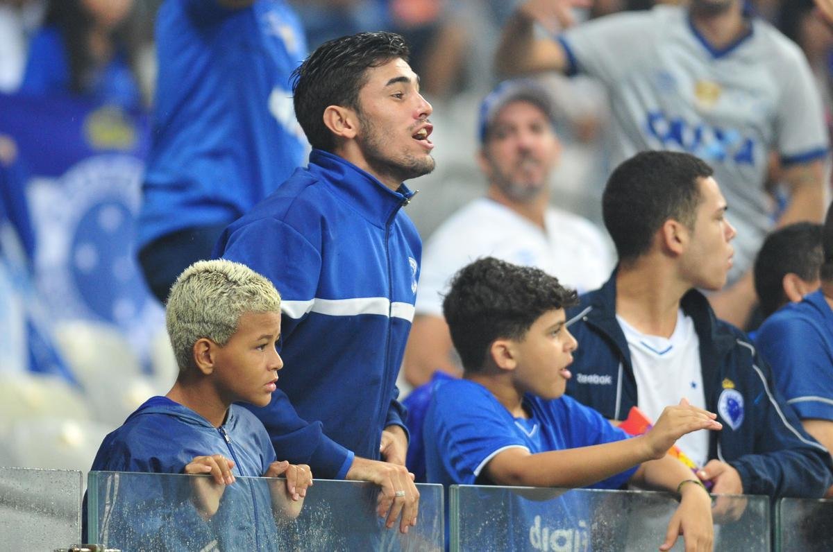Reaes da torcida do Cruzeiro na partida contra o Ava, no Mineiro, pela 33 rodada do Campeonato Brasileiro