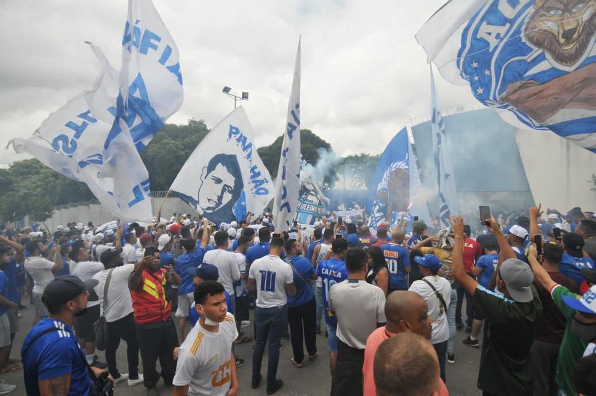 Torcedores do Cruzeiro protestam na porta da Toca da Raposa II, nesta quinta-feira (06/01), contra a sada do goleiro Fbio do clube