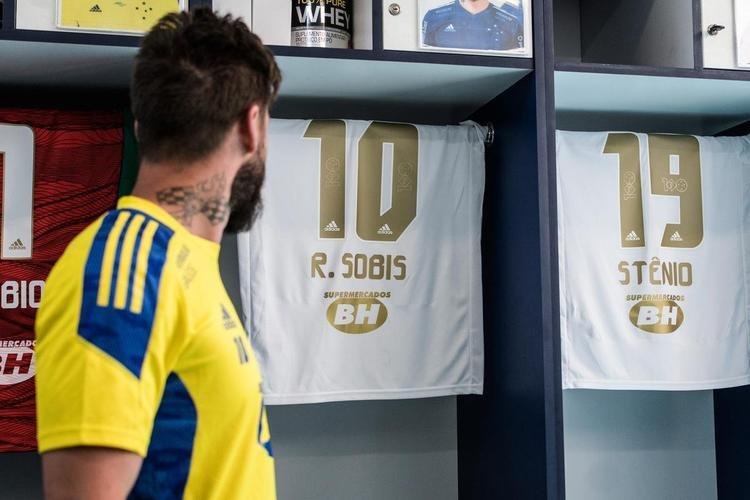 Cruzeiro lançou camisa branca, com detalhes em dourado, nesta quinta-feira (6 de maio)