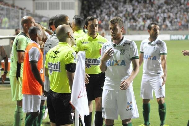 Rafael Moura, em impedimento, tocou na bola aps cabeceio de Rafael Lima e teve gol anulado pela arbitragem