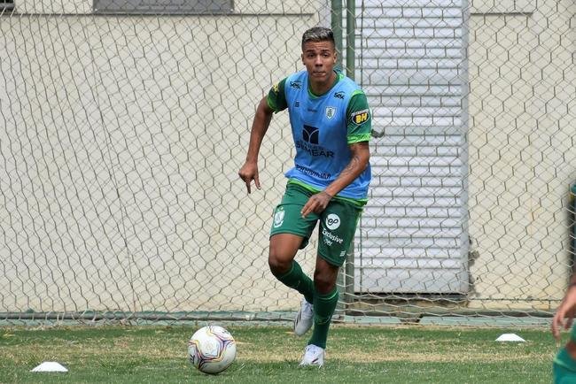 O atacante Carlos Alberto testou positivo para COVID-19 no dia 13 de maro