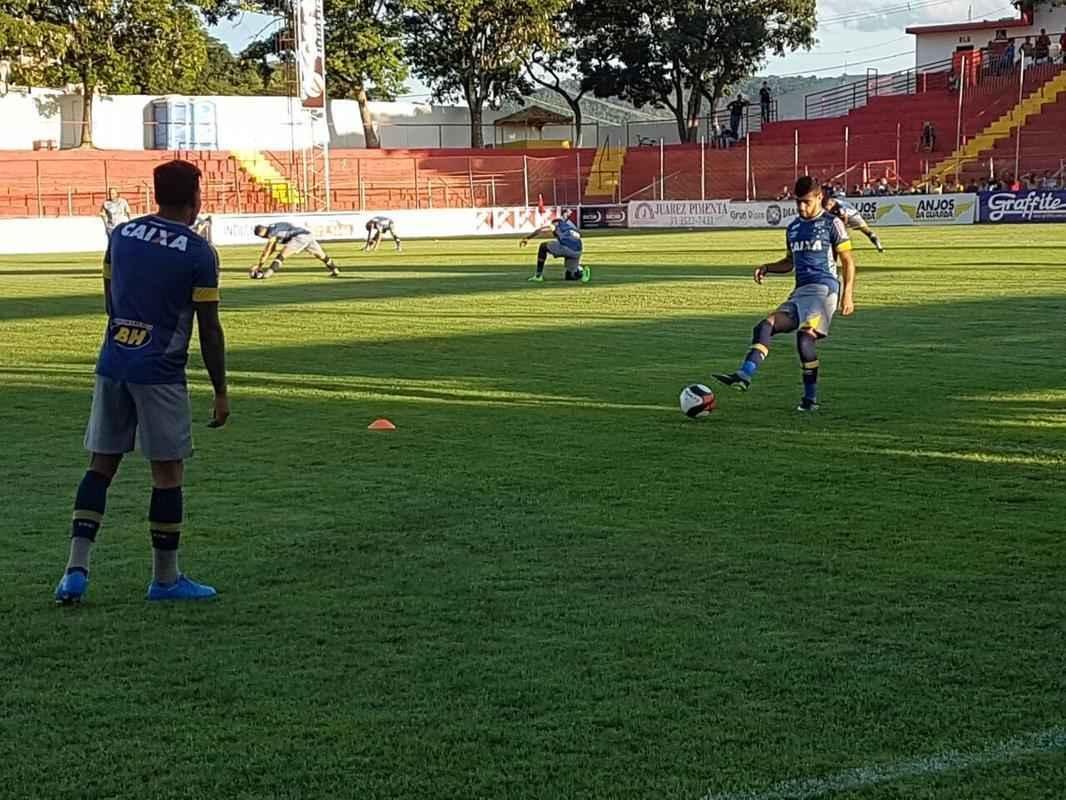 Imagens do treino do Cruzeiro no Estdio Nasri Mattar, em Tefilo Otoni (MG), antes de jogo com Amrica-TO