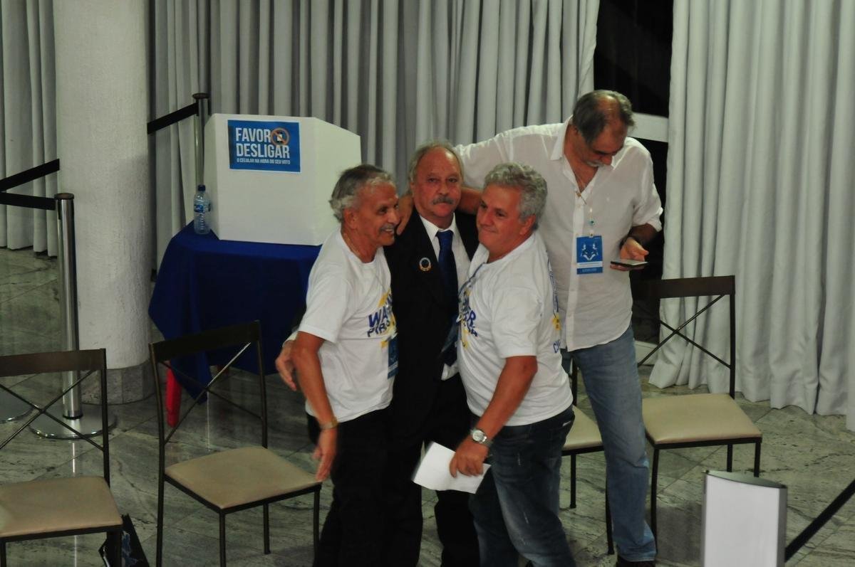 Wagner Pires de S venceu eleio com 235 votos e  o novo presidente do Cruzeiro. Ele comendar o clube no trinio 2018, 2019 e 2020. Srgio Santos Rodrigues, apoiado por Zez Perrella, ficou com 200 votos no pleito.