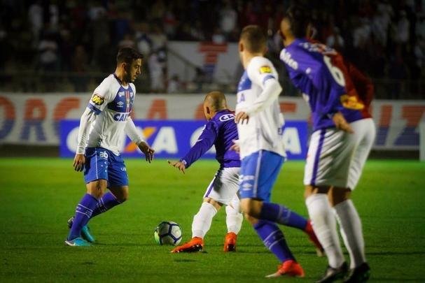 Fotos de Paraná x Cruzeiro, na Vila Capanema, em Curitiba, pela 12ª rodada do Campeonato Brasileiro