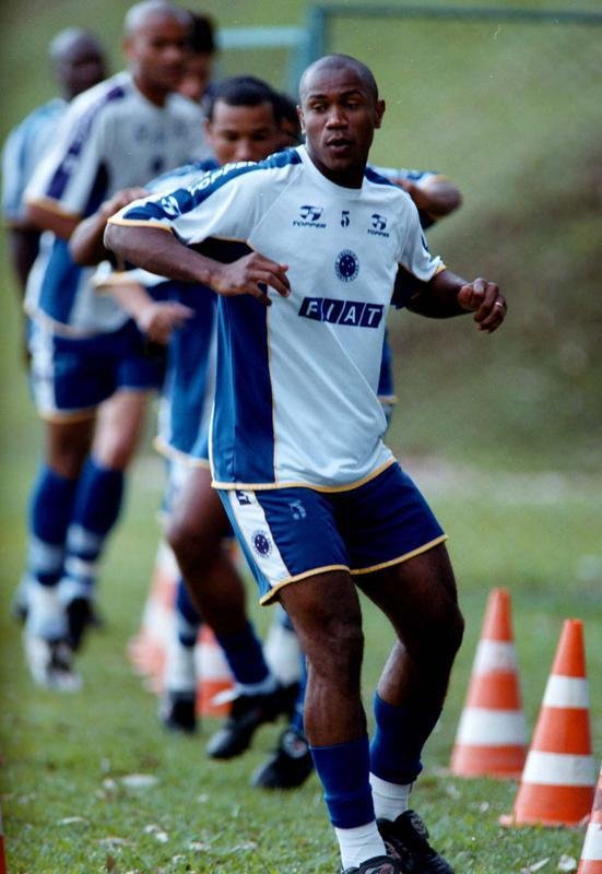 Fotos do zagueiro Joo Carlos em suas passagens pelo Cruzeiro, entre 1996 e 2001