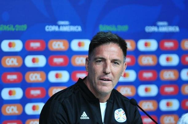 Tcnicos de Argentina e Paraguai, juntos de um jogador de cada equipe, em entrevista no Mineiro