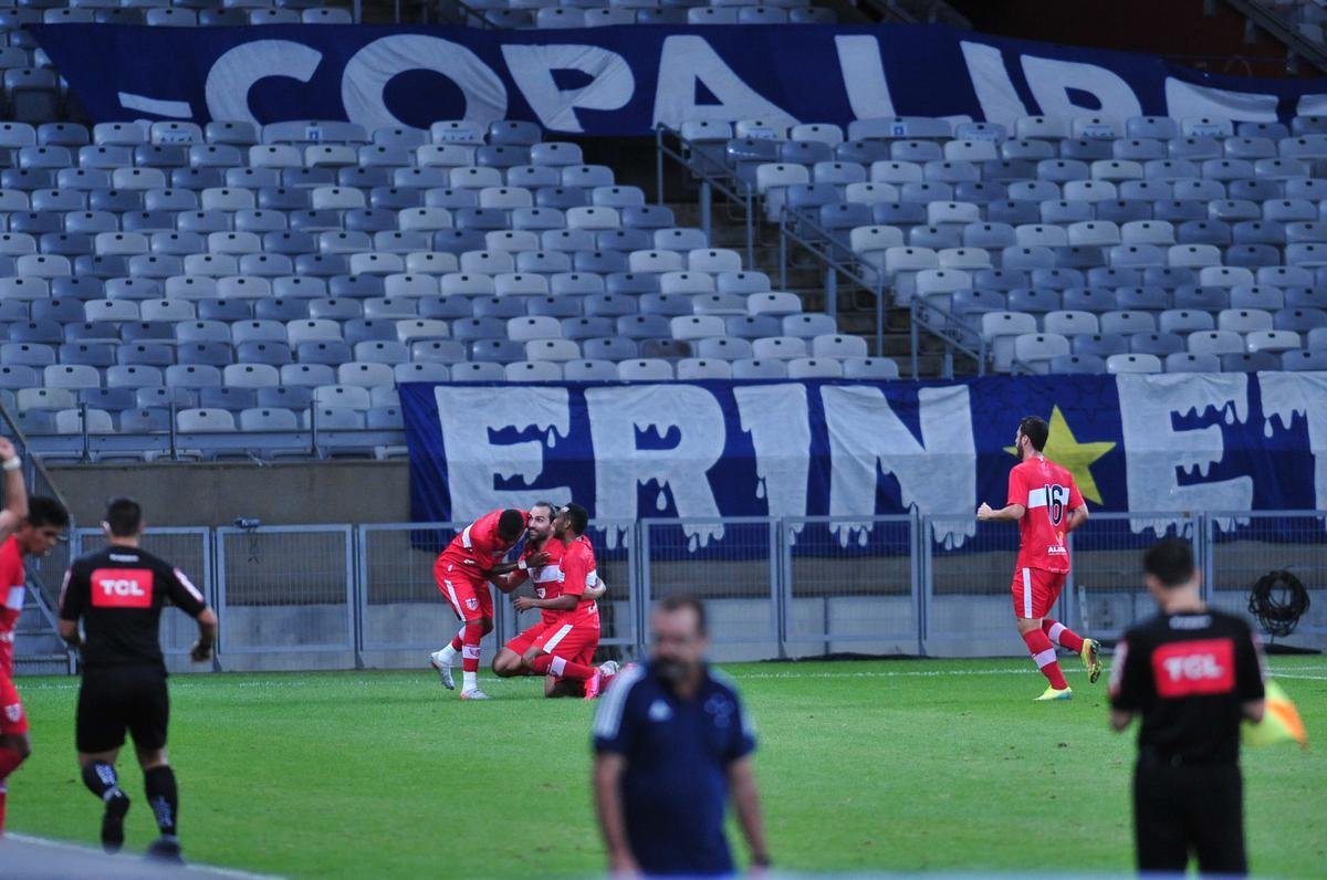 As reaes do tcnico Enderson Moreira e dos jogadores do Cruzeiro com o empate do CRB no fim do segundo tempo, em jogo no Mineiro, pela Srie B: 1 a 1.